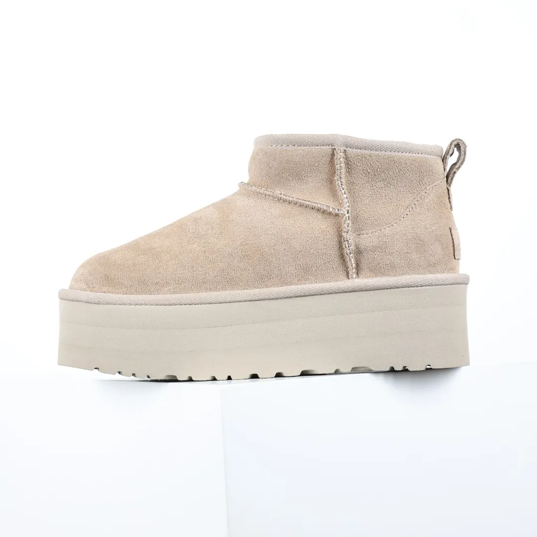 Pick up locally 💰560 Core recommended good price In the new year, uug launched a series of styles, which are partially geared towards the preferences of young consumers and have also moved to the forefront of fashion trends. Shoe body material: water-repellent coated suede upper, 17mm UGGPURE™ implantable wool insole, lightweight non-slip and comfortable rubber outsole, with brand LOGO and trademark, with full packaging Size: 35 36 37 38 39 40
